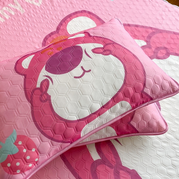 91家纺网 家纺一手货源 找家纺 一电 2025新款牛奶丝凉席床笠可水洗凉感丝凉席学生宿舍单人裸睡空调席-系列二 草莓大雄