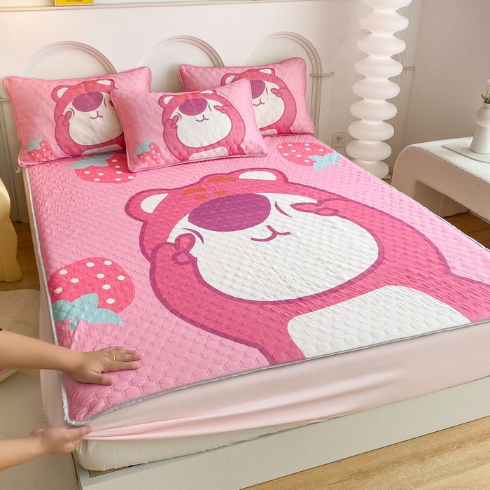 91家纺网 家纺一手货源 找家纺 一电 2025新款牛奶丝凉席床笠可水洗凉感丝凉席学生宿舍单人裸睡空调席-系列二 草莓大雄