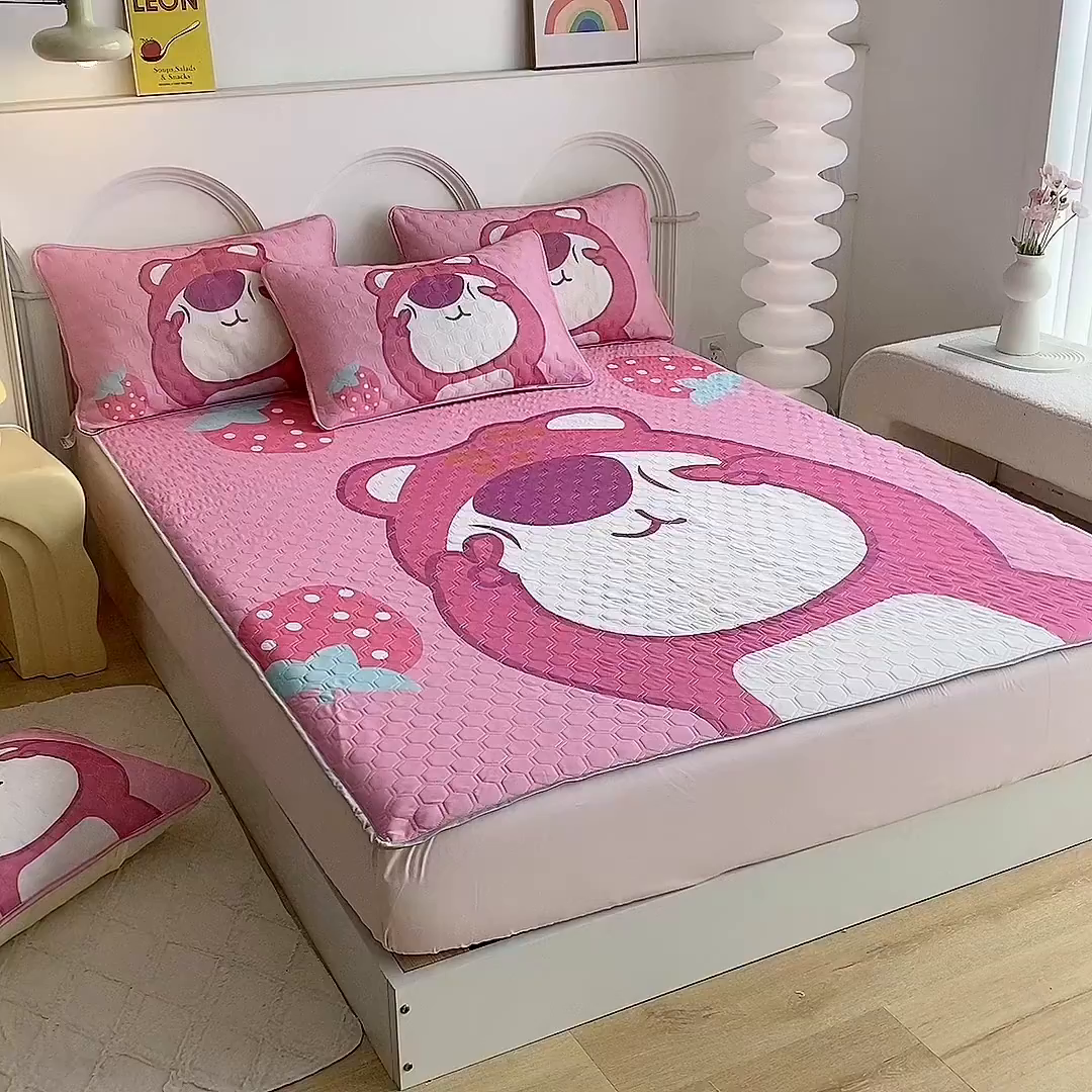 91家纺网 家纺一手货源 找家纺 一电 2025新款牛奶丝凉席床笠可水洗凉感丝凉席学生宿舍单人裸睡空调席-系列二 草莓大雄