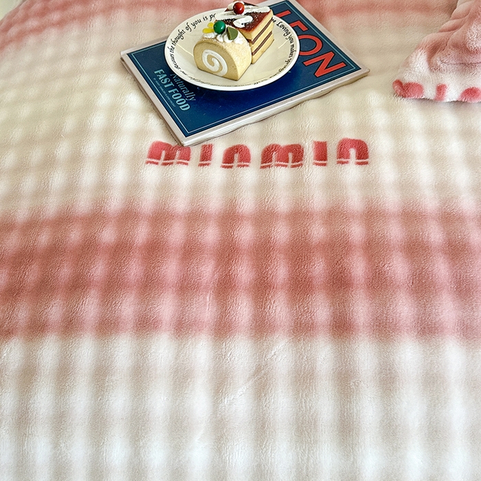 91家纺网 家纺一手货源 找家纺 富缦庭 2025新款泡泡牛奶绒床盖款四件套 条纹字母-粉