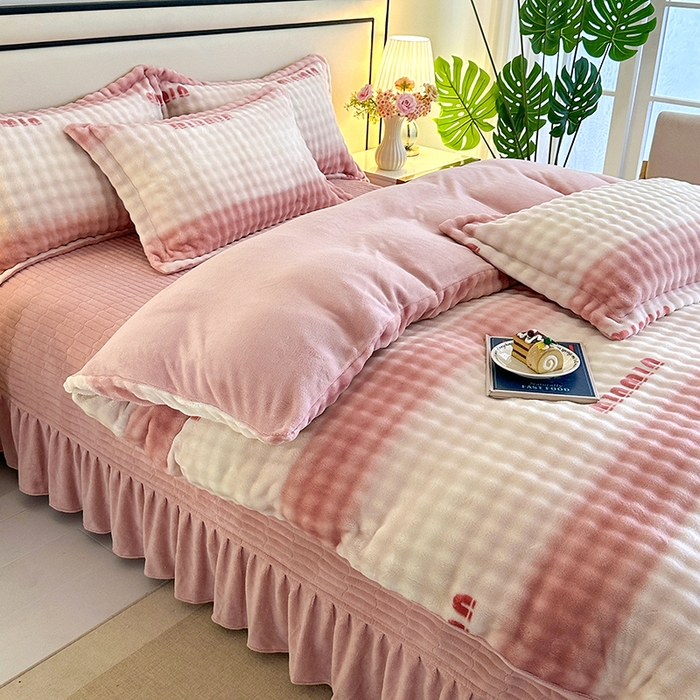 91家纺网 家纺一手货源 找家纺 富缦庭 2025新款泡泡牛奶绒床盖款四件套 条纹字母-粉