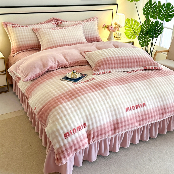 91家纺网 家纺一手货源 找家纺 富缦庭 2025新款泡泡牛奶绒床盖款四件套 条纹字母-粉