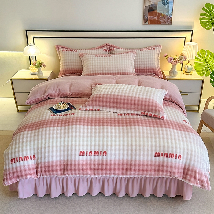 91家纺网 家纺一手货源 找家纺 富缦庭 2025新款泡泡牛奶绒床盖款四件套 条纹字母-粉