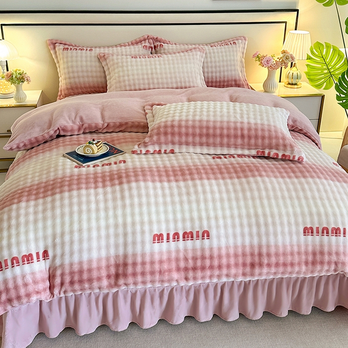 91家纺网 家纺一手货源 找家纺 富缦庭 2025新款泡泡牛奶绒床盖款四件套 条纹字母-粉
