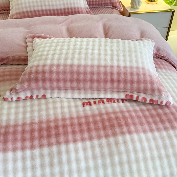 91家纺网 家纺一手货源 找家纺 富缦庭 2025新款泡泡牛奶绒床盖款四件套 条纹字母-粉