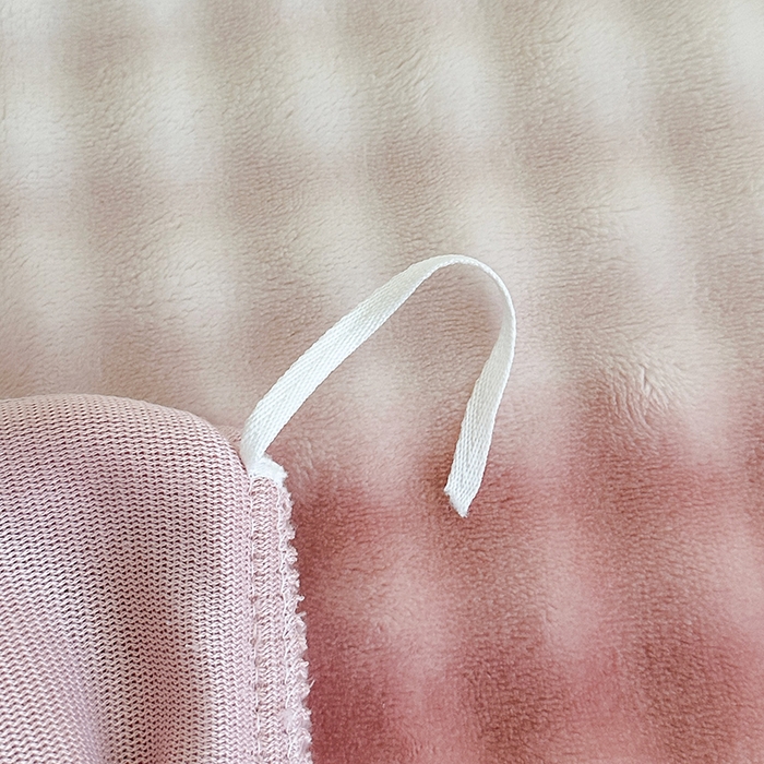 91家纺网 家纺一手货源 找家纺 富缦庭 2025新款泡泡牛奶绒床盖款四件套 条纹字母-粉