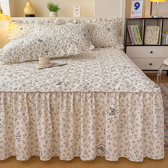 91家纺网 家纺一手货源 找家纺 鼎丰家纺 2025新款水洗皱皱纱夹棉床裙 蝶蝶飞舞