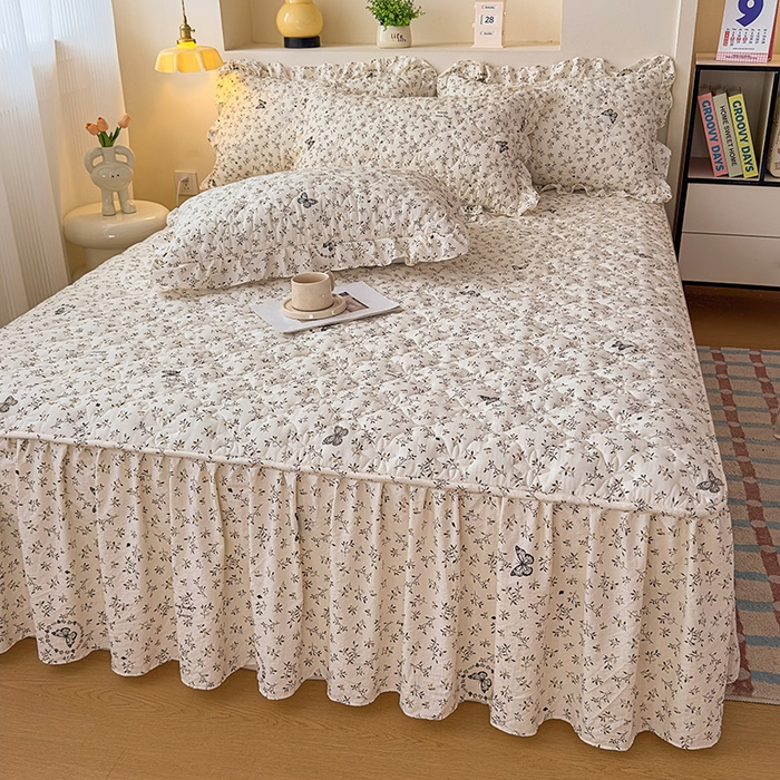 91家纺网 家纺一手货源 找家纺 鼎丰家纺 2025新款水洗皱皱纱夹棉床裙 蝶蝶飞舞