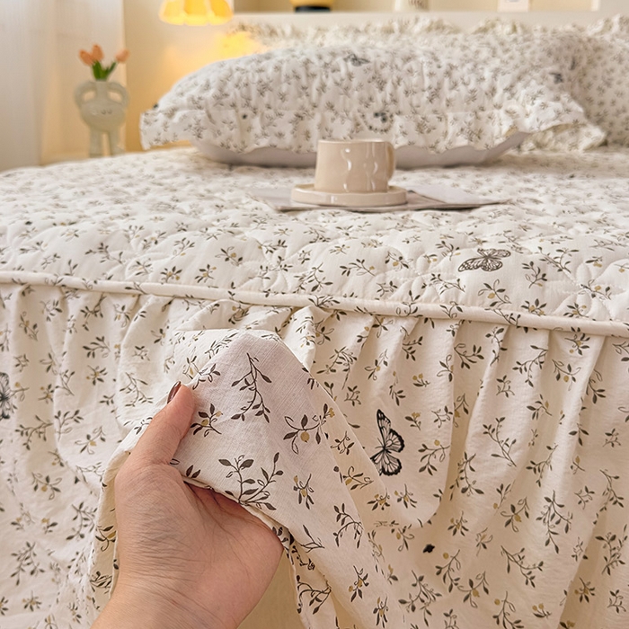 91家纺网 家纺一手货源 找家纺 鼎丰家纺 2025新款水洗皱皱纱夹棉床裙 蝶蝶飞舞