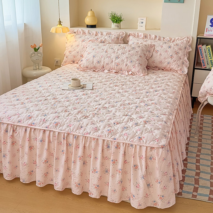 91家纺网 家纺一手货源 找家纺 鼎丰家纺 2025新款水洗皱皱纱夹棉床裙 芊芊花海