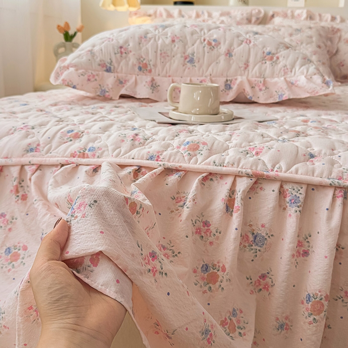 91家纺网 家纺一手货源 找家纺 鼎丰家纺 2025新款水洗皱皱纱夹棉床裙 芊芊花海