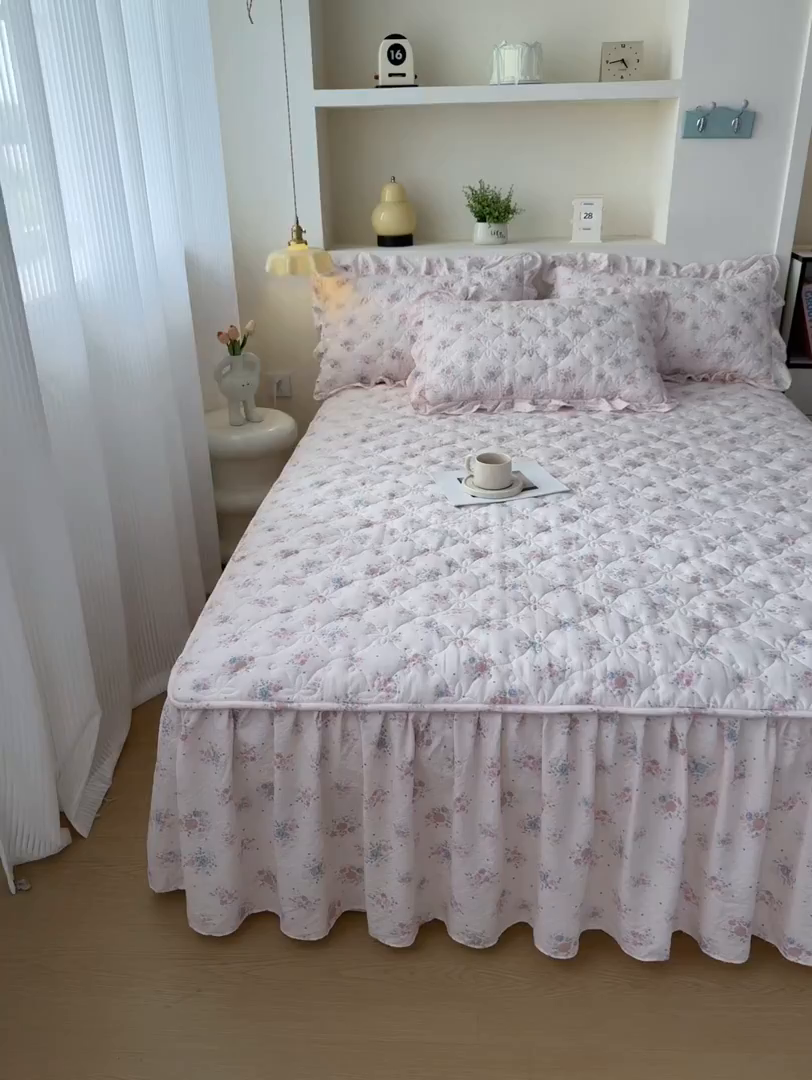 91家纺网 家纺一手货源 找家纺 鼎丰家纺 2025新款水洗皱皱纱夹棉床裙 芊芊花海