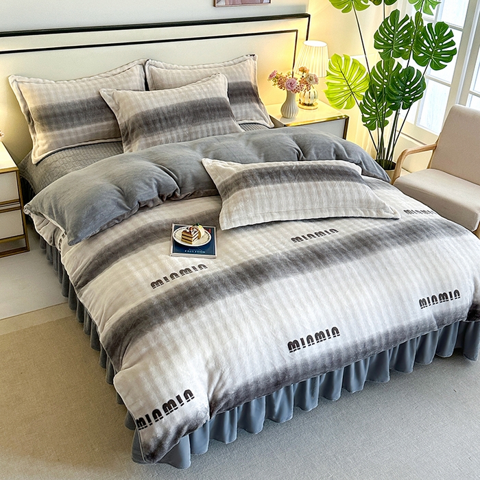 91家纺网 家纺一手货源 找家纺 富缦庭 2025新款泡泡牛奶绒床盖款四件套 条纹字母-灰