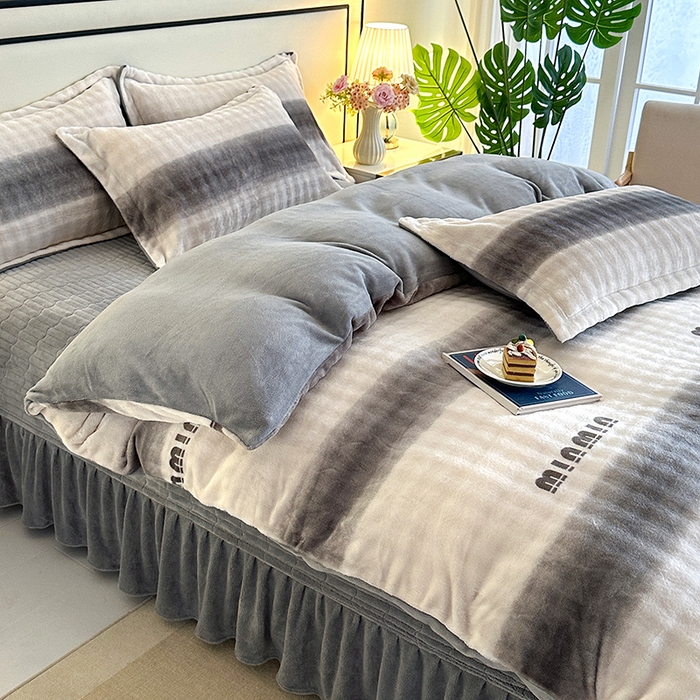 91家纺网 家纺一手货源 找家纺 富缦庭 2025新款泡泡牛奶绒床盖款四件套 条纹字母-灰