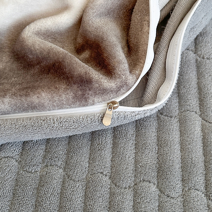 91家纺网 家纺一手货源 找家纺 富缦庭 2025新款泡泡牛奶绒床盖款四件套 条纹字母-灰