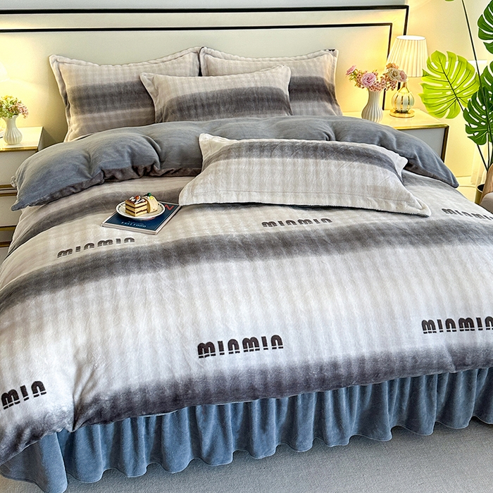 91家纺网 家纺一手货源 找家纺 富缦庭 2025新款泡泡牛奶绒床盖款四件套 条纹字母-灰