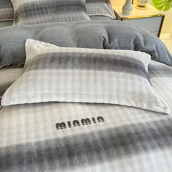 91家纺网 家纺一手货源 找家纺 富缦庭 2025新款泡泡牛奶绒床盖款四件套 条纹字母-灰