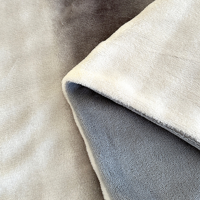 91家纺网 家纺一手货源 找家纺 富缦庭 2025新款泡泡牛奶绒床盖款四件套 条纹字母-灰