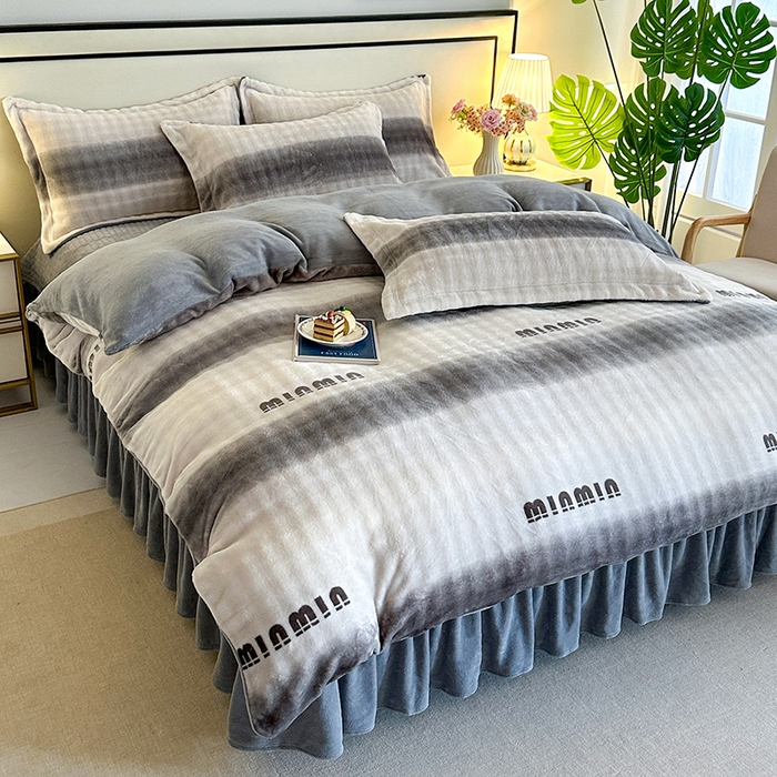 富缦庭 2025新款泡泡牛奶绒床盖款四件套 条纹字母-灰