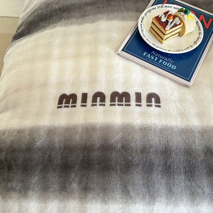 91家纺网 家纺一手货源 找家纺 富缦庭 2025新款泡泡牛奶绒床盖款四件套 条纹字母-灰