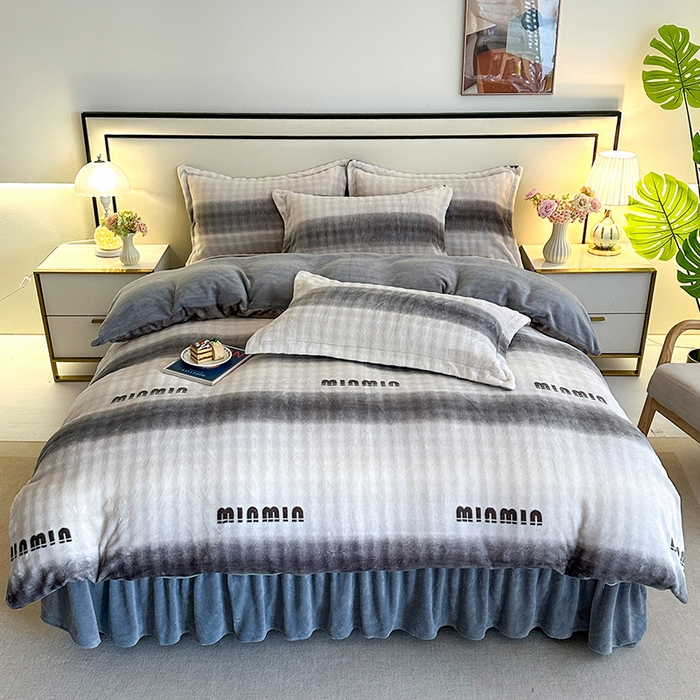 91家纺网 家纺一手货源 找家纺 富缦庭 2025新款泡泡牛奶绒床盖款四件套 条纹字母-灰