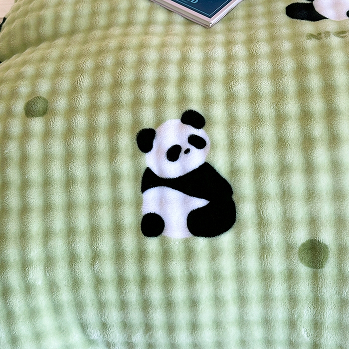 91家纺网 家纺一手货源 找家纺 富缦庭 2025新款泡泡牛奶绒床盖款四件套 熊猫绿