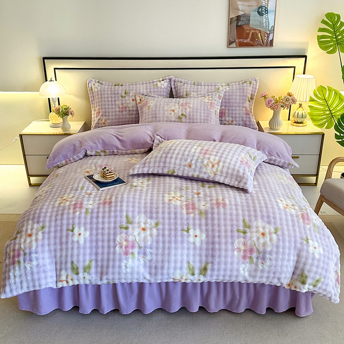 91家纺网 家纺一手货源 找家纺 富缦庭 2025新款泡泡牛奶绒床盖款四件套 紫色花朵