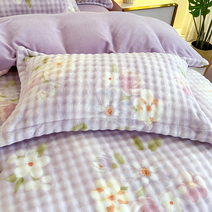 91家纺网 家纺一手货源 找家纺 富缦庭 2025新款泡泡牛奶绒床盖款四件套 紫色花朵