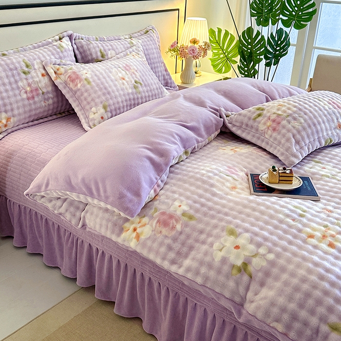 91家纺网 家纺一手货源 找家纺 富缦庭 2025新款泡泡牛奶绒床盖款四件套 紫色花朵