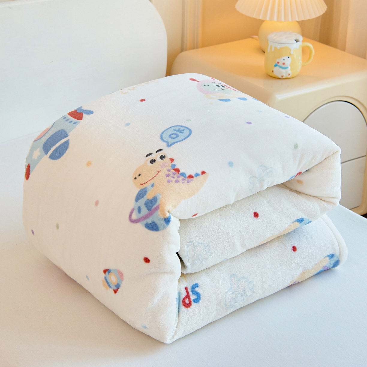 91家纺网 家纺一手货源 找家纺 梵赫 2025新款加厚牛奶绒三件套儿童套件幼儿园三件套系列 飞机小恐龙