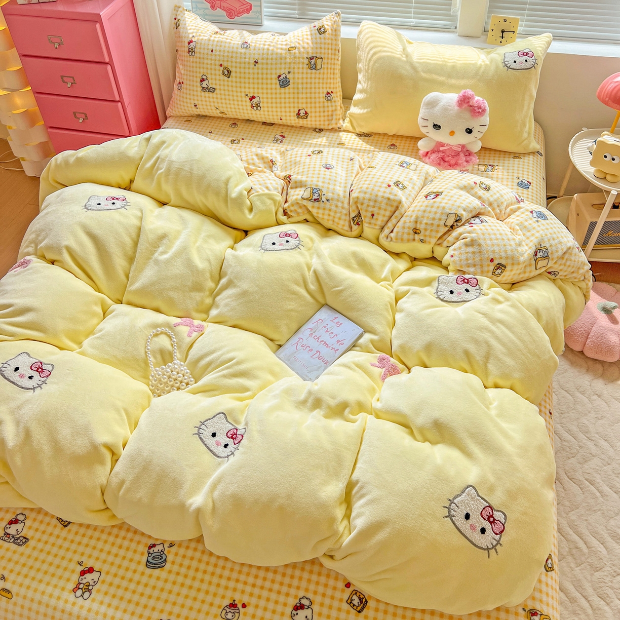 91家纺网 家纺一手货源 找家纺 （总）奈颜 2025新款甜小猫系列高克重牛奶绒毛巾绣四件套-提供买家秀