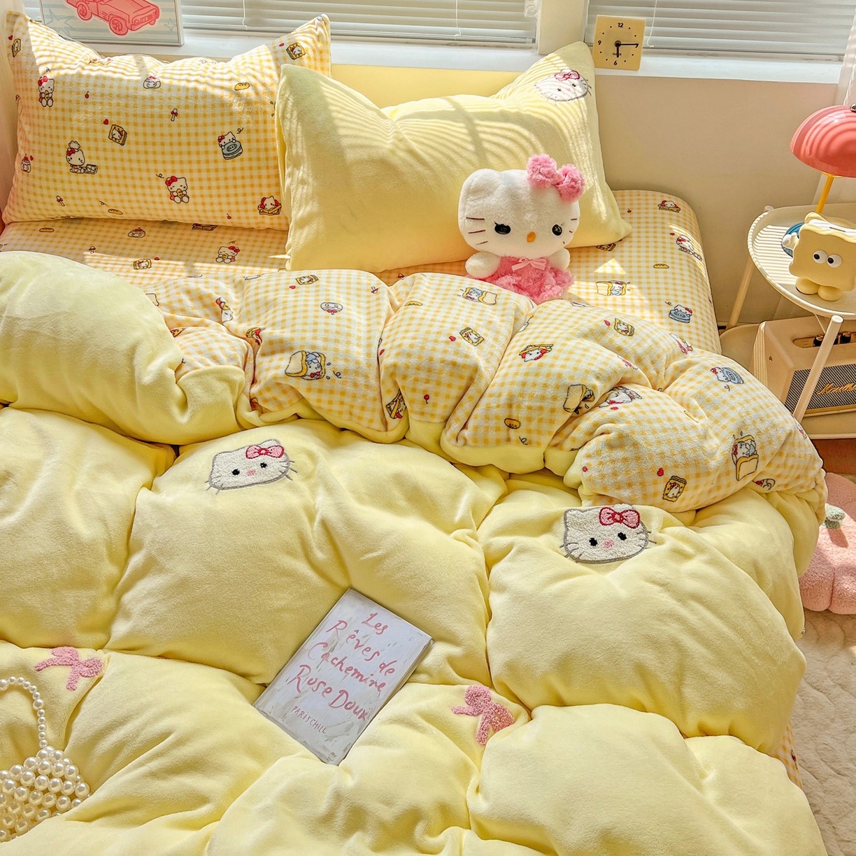 91家纺网 家纺一手货源 找家纺 （总）奈颜 2025新款甜小猫系列高克重牛奶绒毛巾绣四件套-提供买家秀