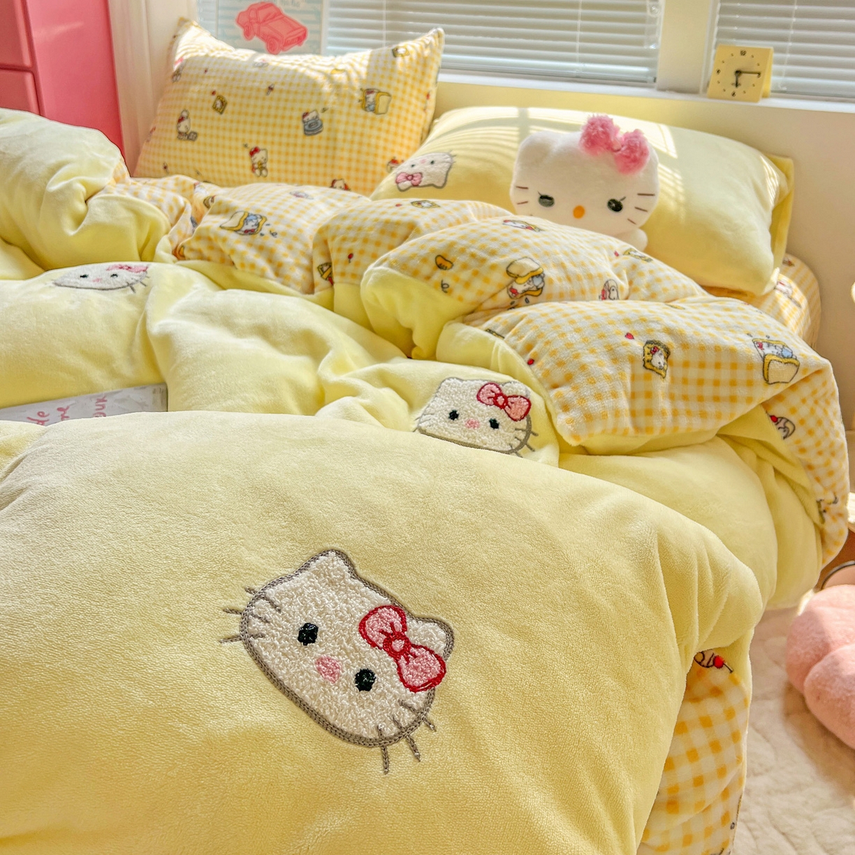 91家纺网 家纺一手货源 找家纺 （总）奈颜 2025新款甜小猫系列高克重牛奶绒毛巾绣四件套-提供买家秀