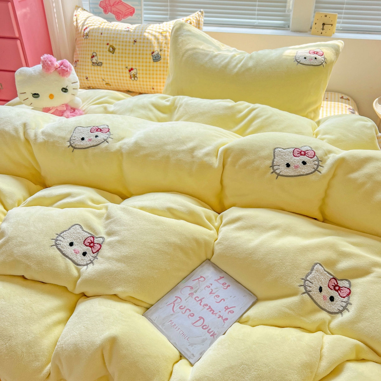 91家纺网 家纺一手货源 找家纺 （总）奈颜 2025新款甜小猫系列高克重牛奶绒毛巾绣四件套-提供买家秀