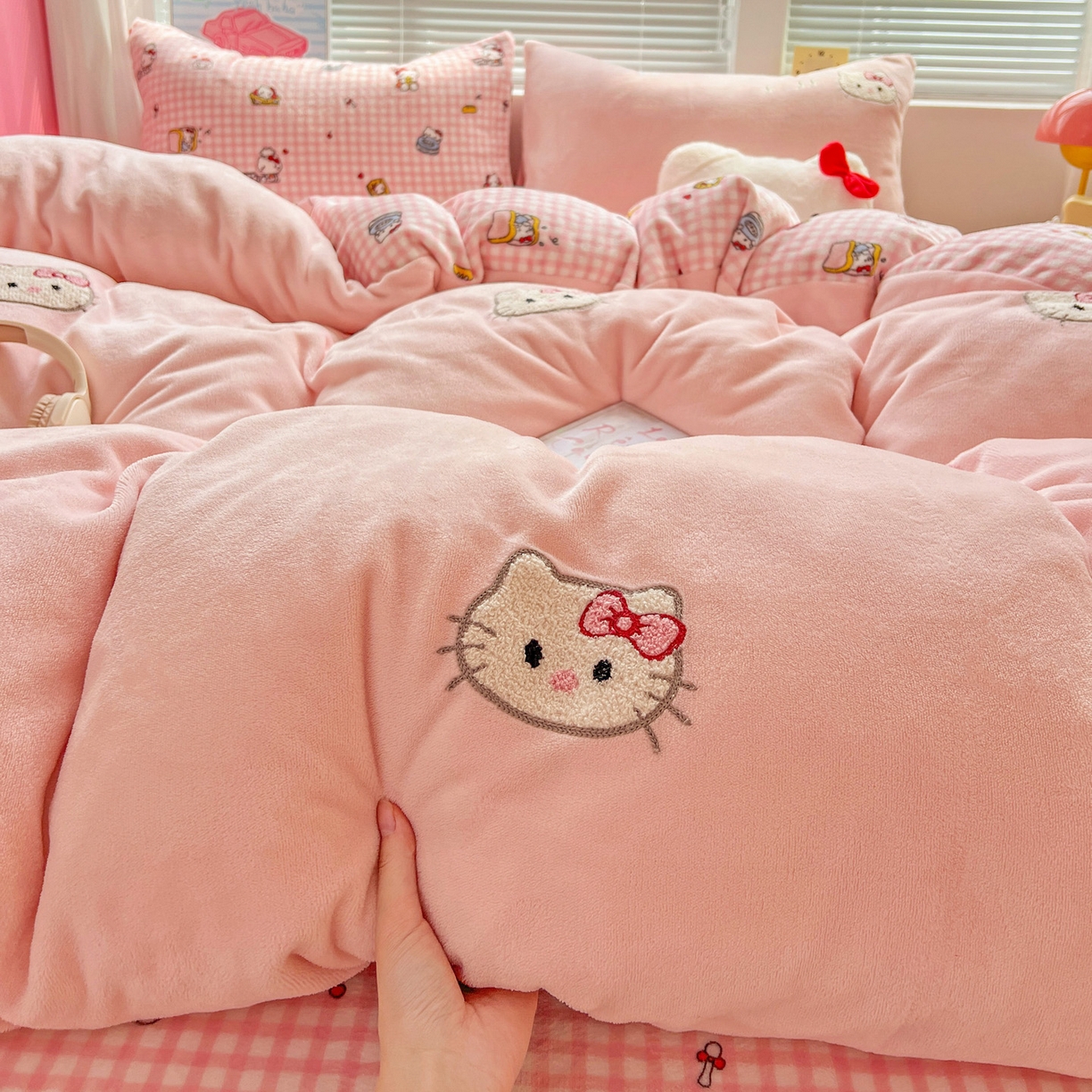 91家纺网 家纺一手货源 找家纺 （总）奈颜 2025新款甜小猫系列高克重牛奶绒毛巾绣四件套-提供买家秀