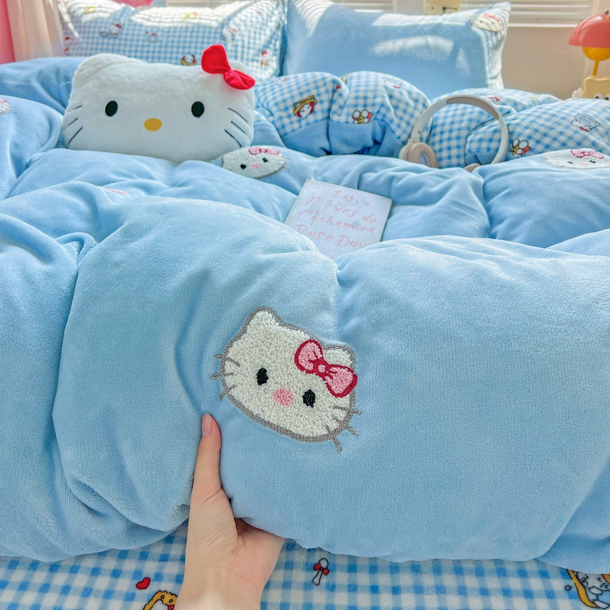 91家纺网 家纺一手货源 找家纺 奈颜 2025新款甜小猫系列高克重牛奶绒毛巾绣四件套-提供买家秀 甜小猫-浅蓝