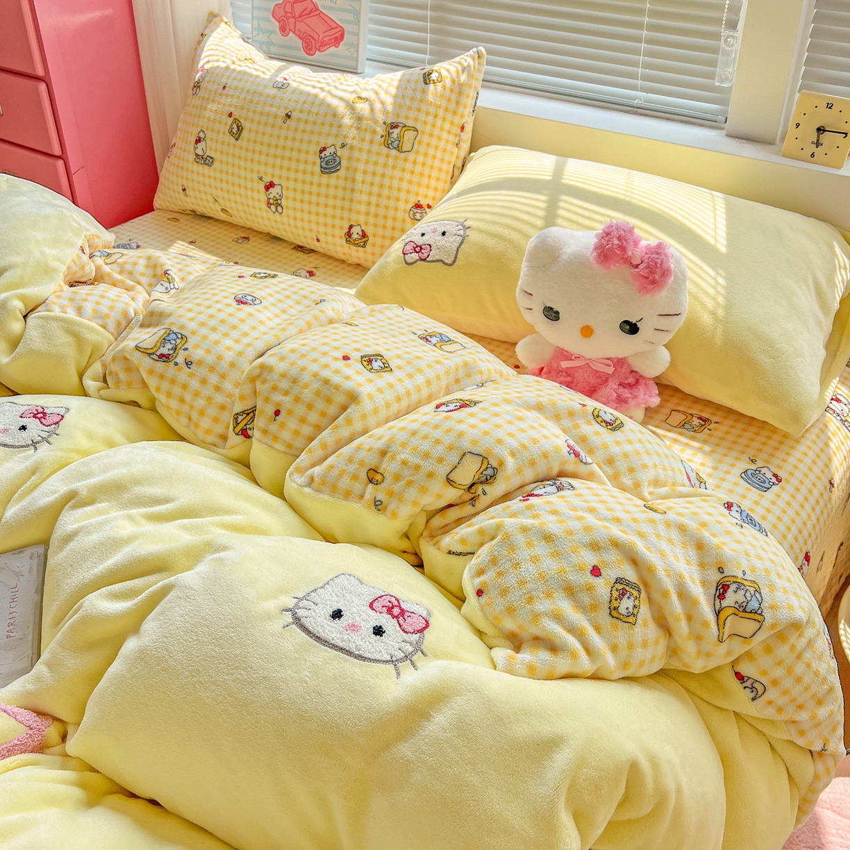 91家纺网 家纺一手货源 找家纺 奈颜 2025新款甜小猫系列高克重牛奶绒毛巾绣四件套-提供买家秀 甜小猫-奶黄