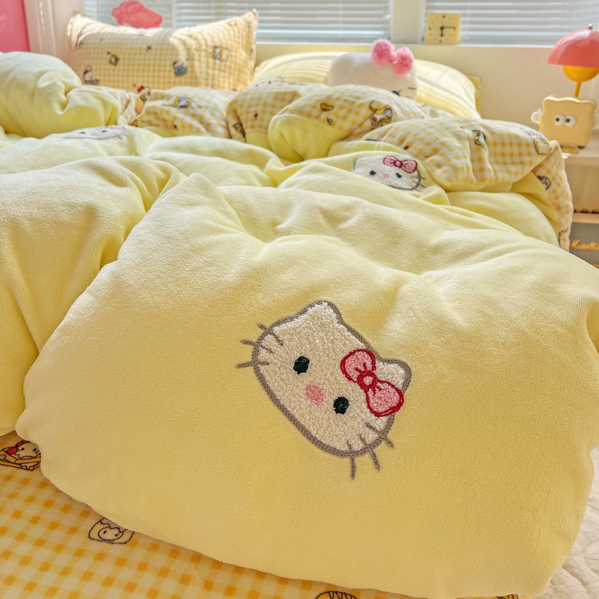 91家纺网 家纺一手货源 找家纺 奈颜 2025新款甜小猫系列高克重牛奶绒毛巾绣四件套-提供买家秀 甜小猫-奶黄