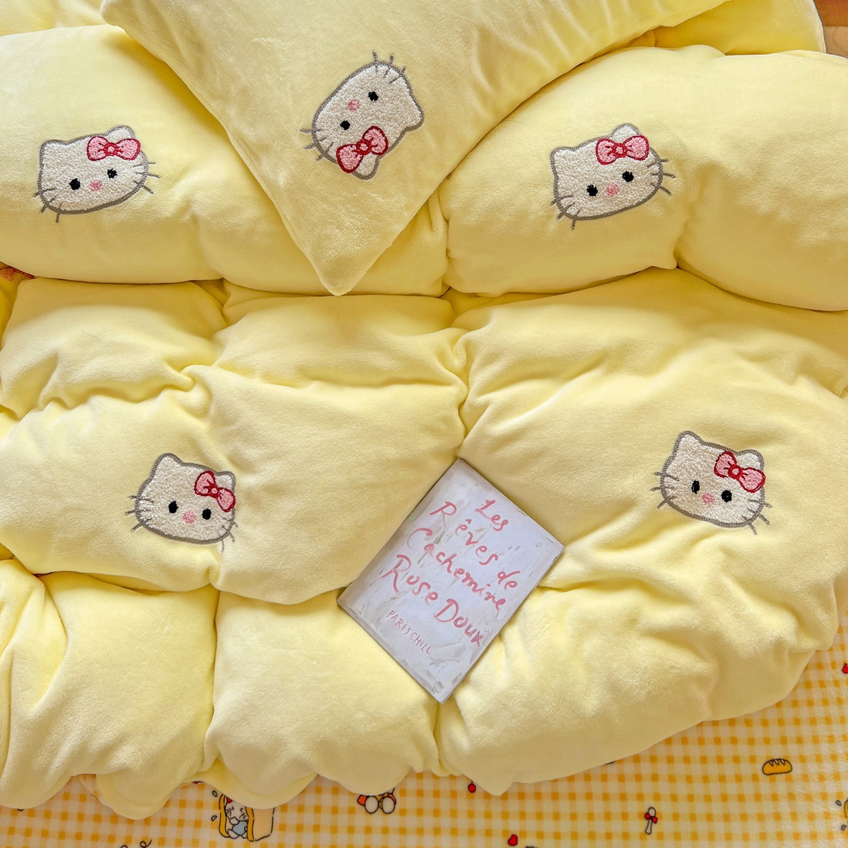 91家纺网 家纺一手货源 找家纺 奈颜 2025新款甜小猫系列高克重牛奶绒毛巾绣四件套-提供买家秀 甜小猫-奶黄