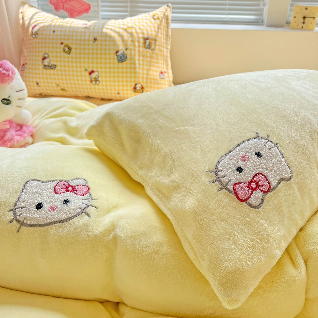 91家纺网 家纺一手货源 找家纺 奈颜 2025新款甜小猫系列高克重牛奶绒毛巾绣四件套-提供买家秀 甜小猫-奶黄