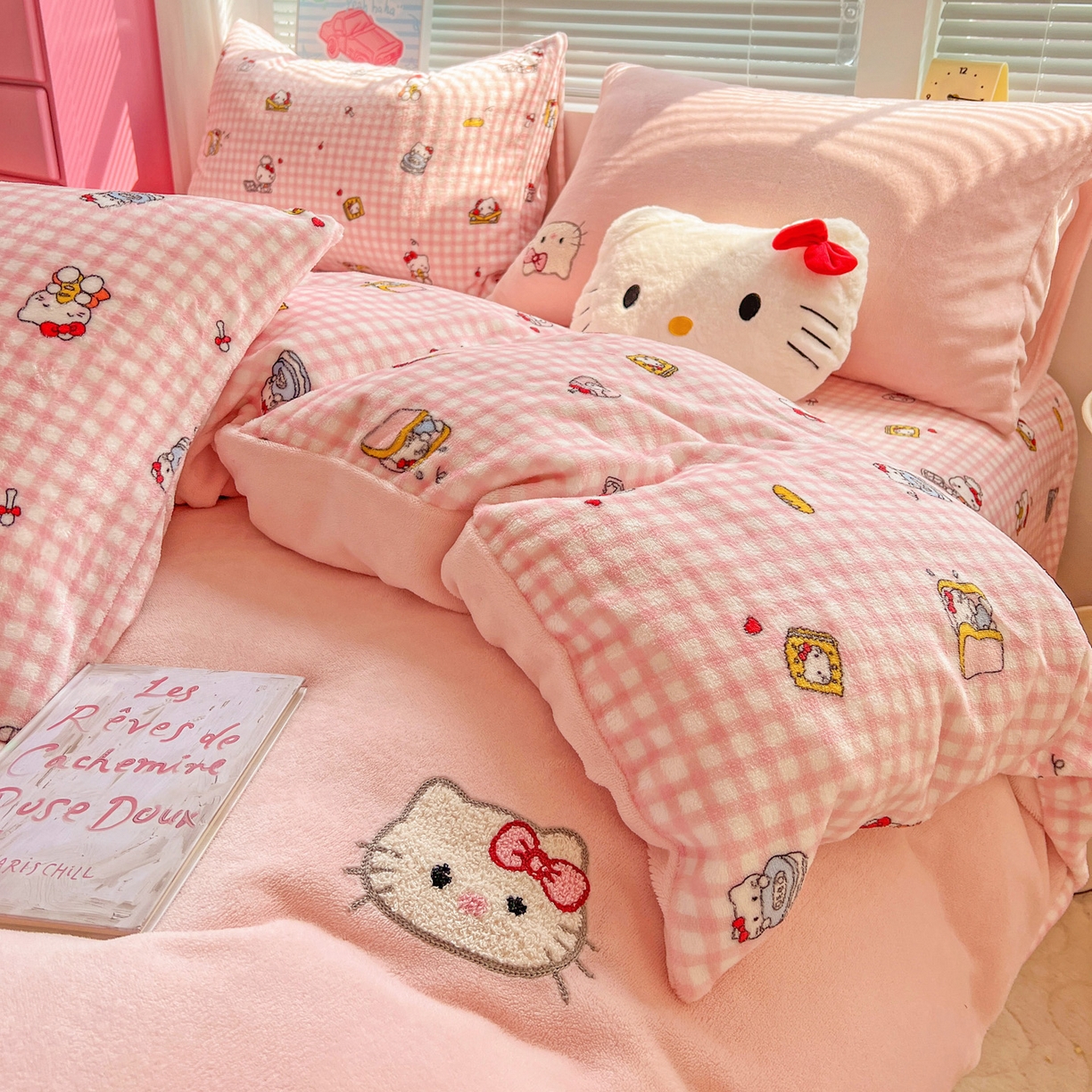 91家纺网 家纺一手货源 找家纺 奈颜 2025新款甜小猫系列高克重牛奶绒毛巾绣四件套-提供买家秀 甜小猫-浅粉