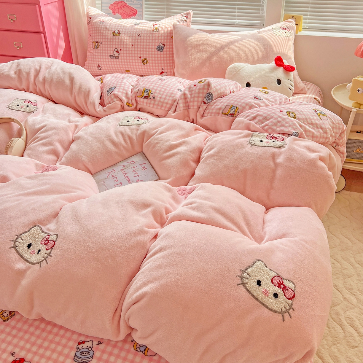 91家纺网 家纺一手货源 找家纺 奈颜 2025新款甜小猫系列高克重牛奶绒毛巾绣四件套-提供买家秀 甜小猫-浅粉