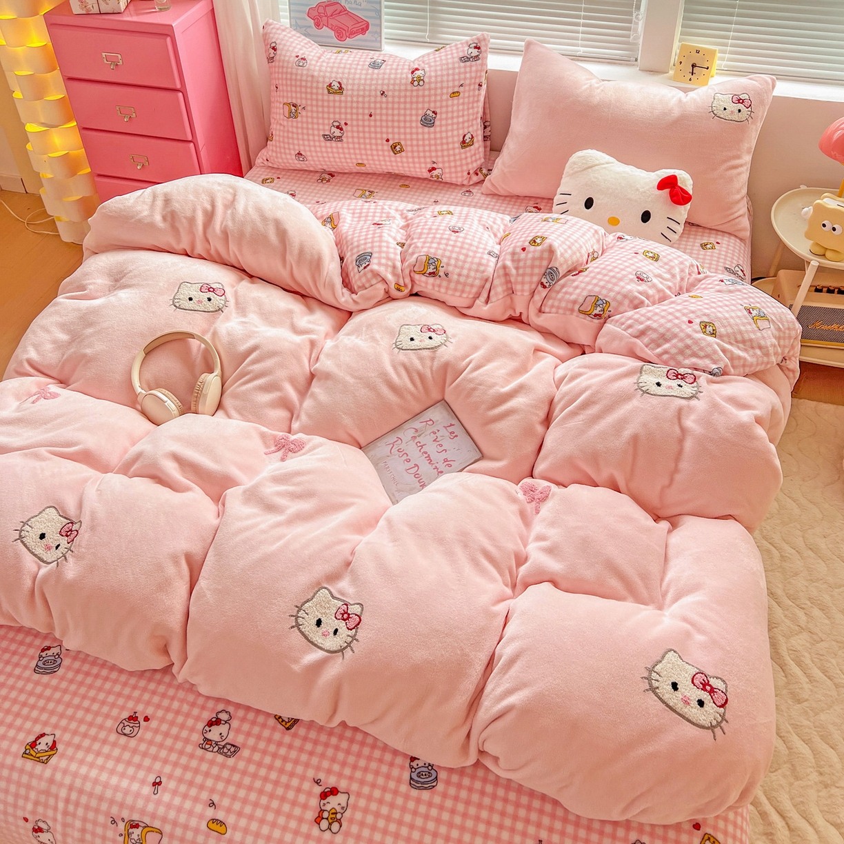 91家纺网 家纺一手货源 找家纺 奈颜 2025新款甜小猫系列高克重牛奶绒毛巾绣四件套-提供买家秀 甜小猫-浅粉