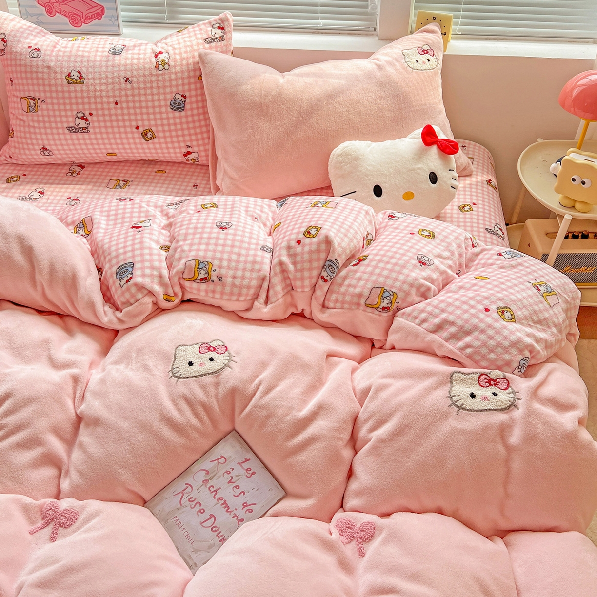 91家纺网 家纺一手货源 找家纺 奈颜 2025新款甜小猫系列高克重牛奶绒毛巾绣四件套-提供买家秀 甜小猫-浅粉