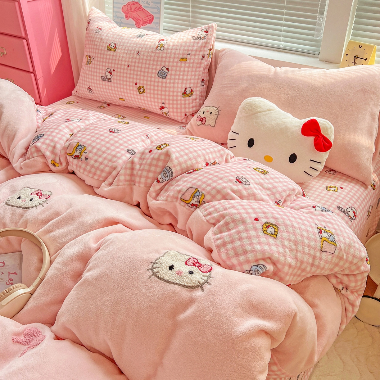 91家纺网 家纺一手货源 找家纺 奈颜 2025新款甜小猫系列高克重牛奶绒毛巾绣四件套-提供买家秀 甜小猫-浅粉