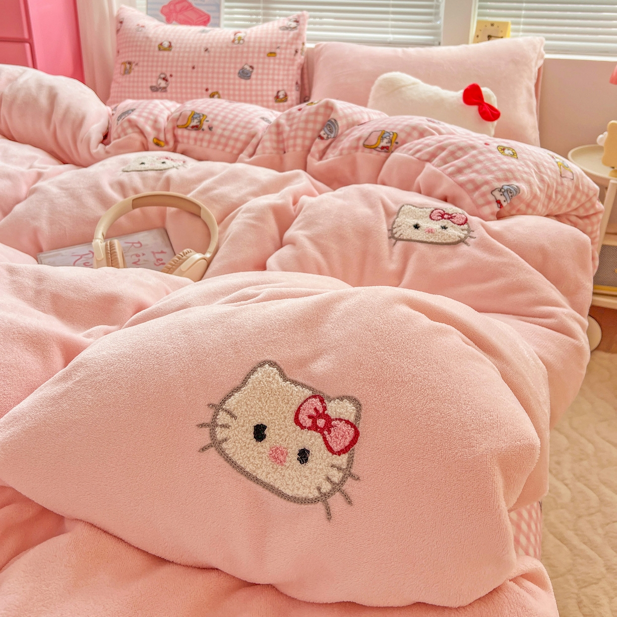 91家纺网 家纺一手货源 找家纺 奈颜 2025新款甜小猫系列高克重牛奶绒毛巾绣四件套-提供买家秀 甜小猫-浅粉