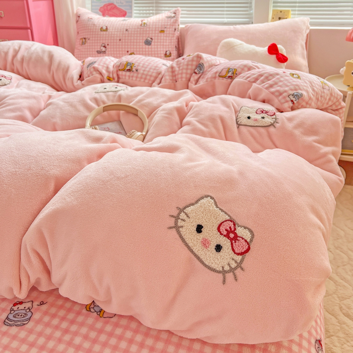 91家纺网 家纺一手货源 找家纺 奈颜 2025新款甜小猫系列高克重牛奶绒毛巾绣四件套-提供买家秀 甜小猫-浅粉