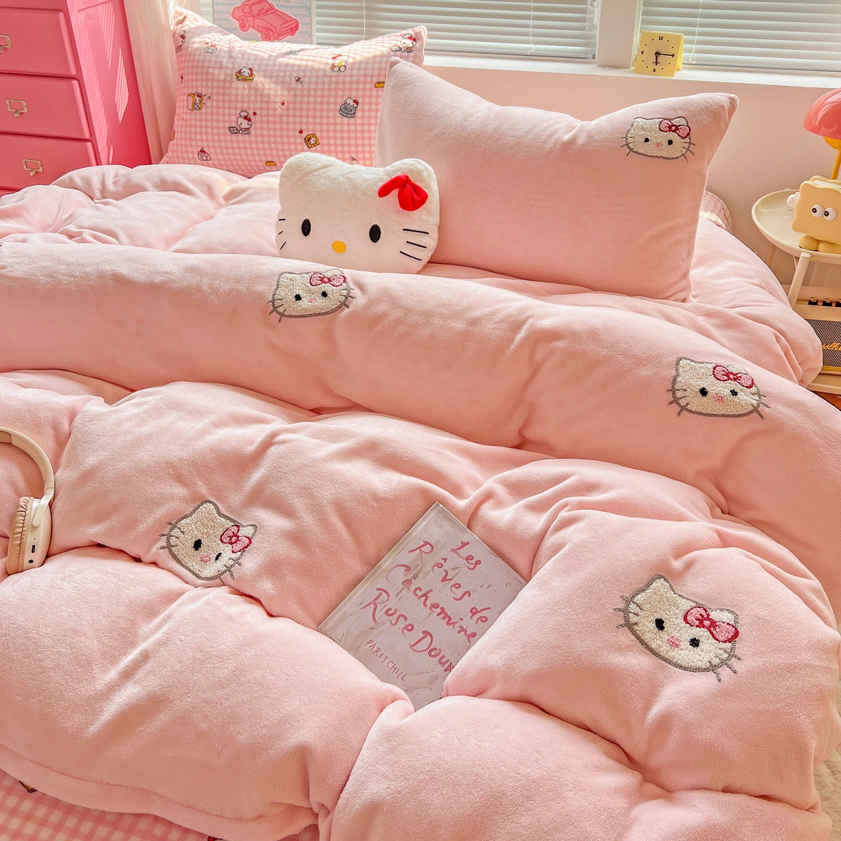 91家纺网 家纺一手货源 找家纺 奈颜 2025新款甜小猫系列高克重牛奶绒毛巾绣四件套-提供买家秀 甜小猫-浅粉