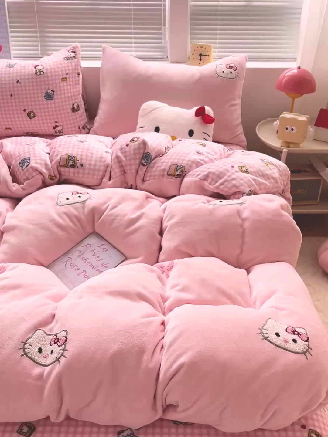 91家纺网 家纺一手货源 找家纺 奈颜 2025新款甜小猫系列高克重牛奶绒毛巾绣四件套-提供买家秀 甜小猫-浅粉