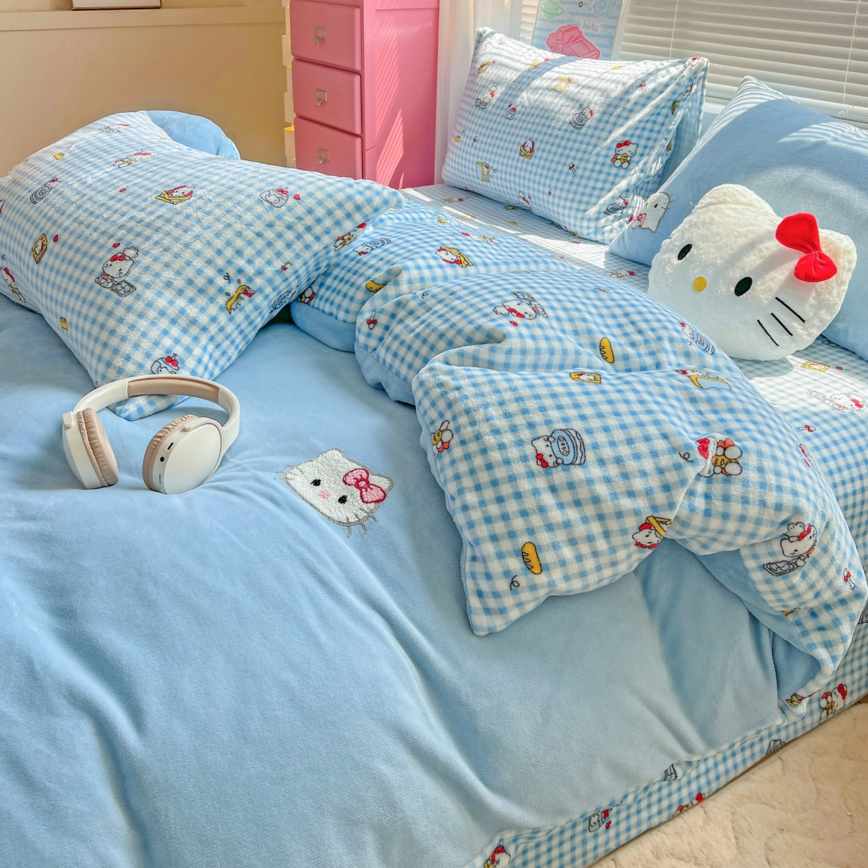 91家纺网 家纺一手货源 找家纺 奈颜 2025新款甜小猫系列高克重牛奶绒毛巾绣四件套-提供买家秀 甜小猫-浅蓝